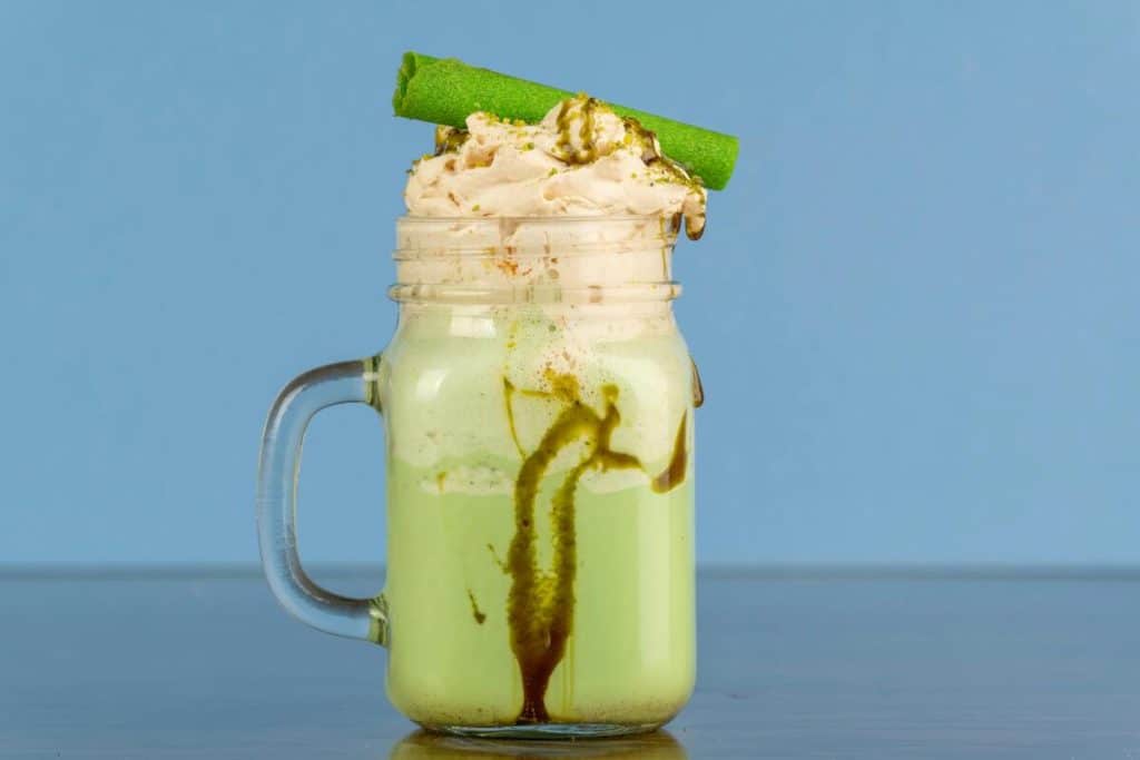 frappe de matcha hecho con licuadora profesional potente