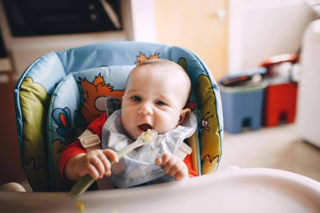 bebé comiendo papilla de manzana