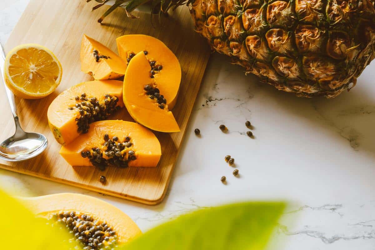 delicioso licuado de papaya y piña tropical con hielos ideal para bajar de peso