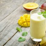 mágico y delicioso batido de mango con plátano y avena