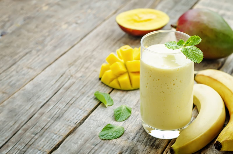 mágico y delicioso batido de mango con plátano y avena